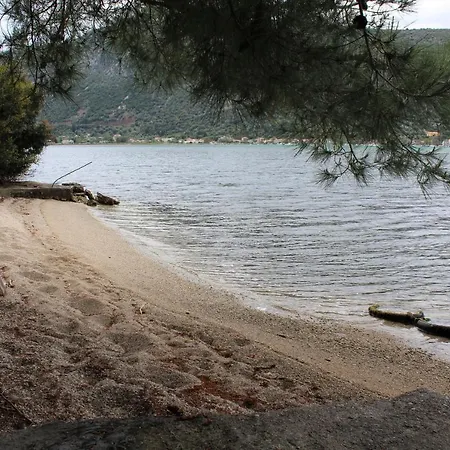 Beach House Lefkada 度假居 Yénion